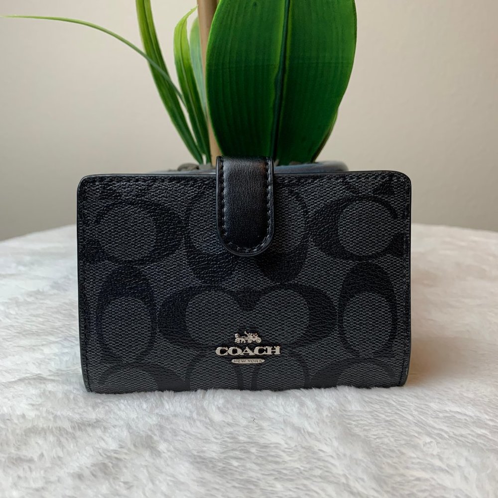 Coach Medium Corner Zip Wallet Signature